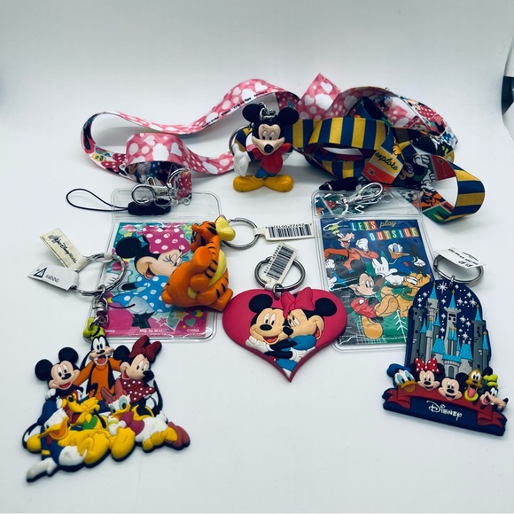 NWT Disney Bundle with two laminated and 7 figurines/keychains - Picture 14 of 16